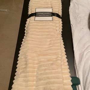 New-Cottage Laundry ribbed plush throw